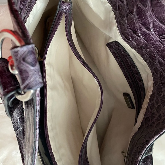 gorgeous Guess purse! - Picture 4 of 8